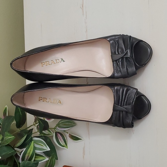 Prada | Gunmetal Leather Pumps with Bow Accent Sz 37 1/2 - Picture 3 of 9